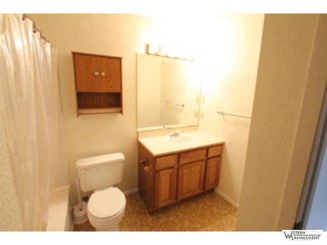 Building Photo - Spacious 2-Bedroom, 1-Bath Apartment for R...