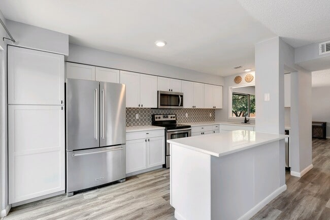 Foto del edificio - 1311 S Sable Blvd