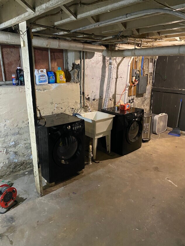 Building Photo - 733 Wright St