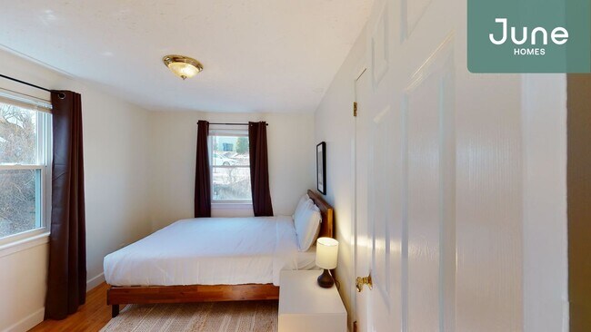Building Photo - ROOM ONLY in 5-bed/2.0-bath Home
