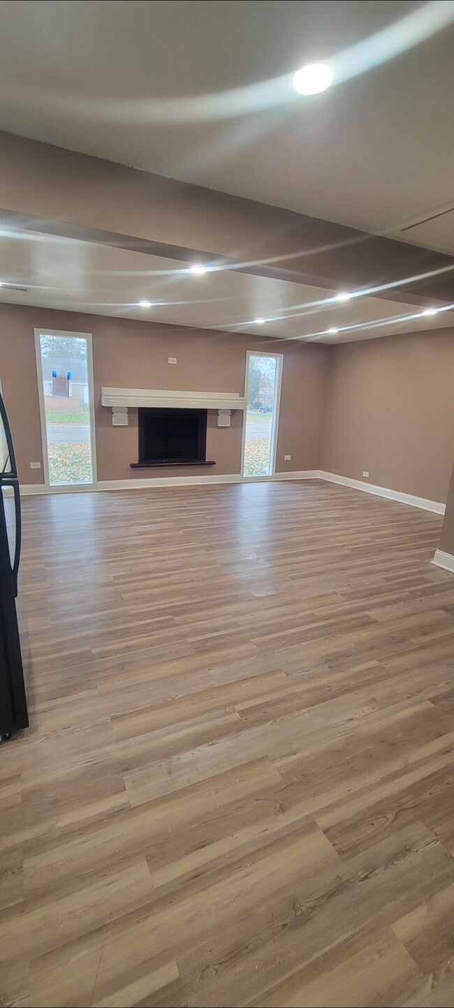 Building Photo - 7 Oak Ln