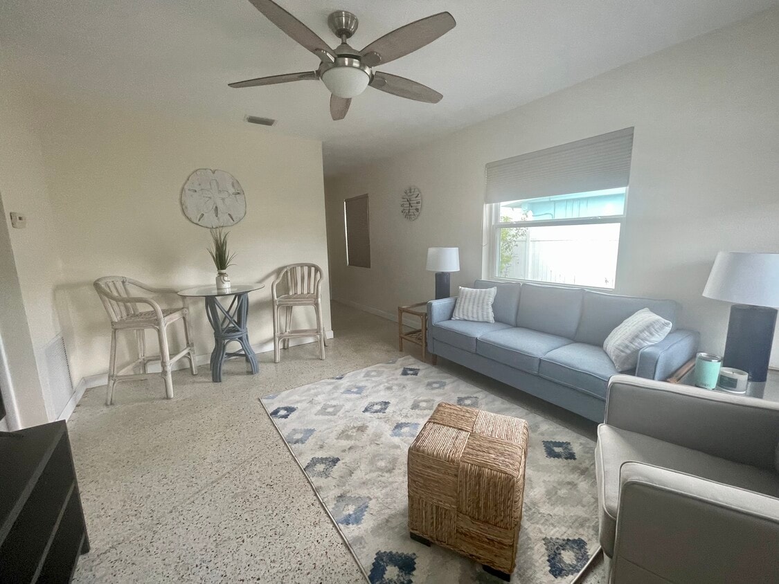 11325 1st St E Unit 2, Treasure Island, FL 33706 Apartments in