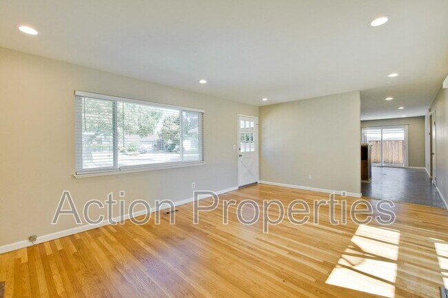 Foto del edificio - 1062 Kelly Dr