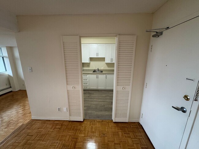 Photo du bâtiment - 70 McEwen Ave