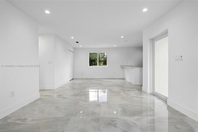 Foto del edificio - 2926 NW 58th St