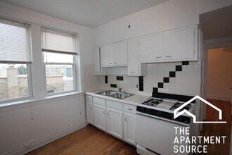 Building Photo - 2853 W Berteau Ave