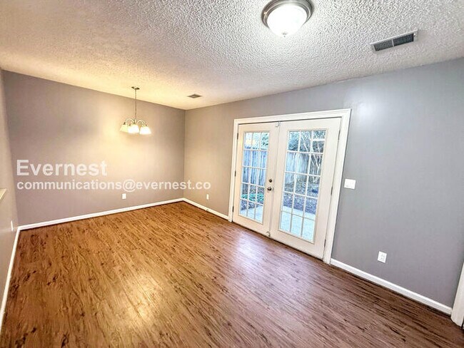 Foto del edificio - 3 Bed, 1.5 Bath Townhome with Fenced Yard / Available Now!