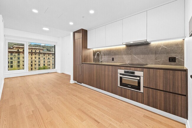 Building Photo - 1518 Rue Sherbrooke O