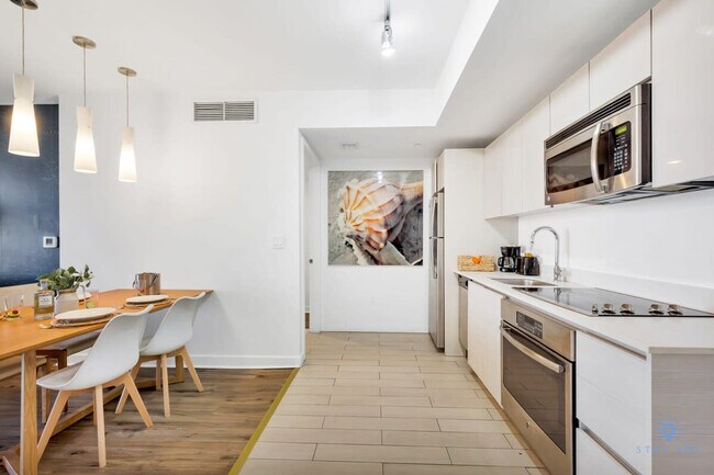 Building Photo - 2602 E Hallandale Beach Blvd