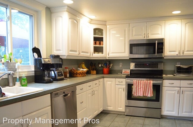Building Photo - 5 br, 3 bath House - 3590 Orchard Lake Rd