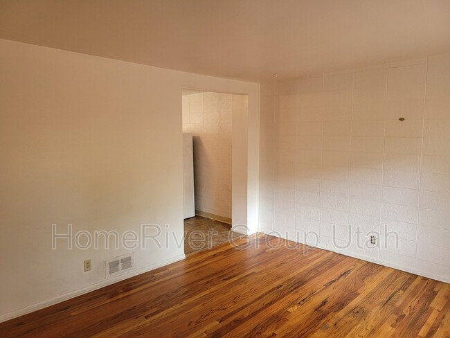 Building Photo - 915 S 900 E