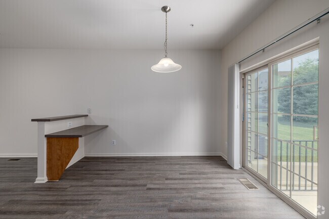 3 habitaciones, 3.5 baños - 1960 pies cuadrados - Comedor - The Pointe at Manorgreen Townhomes