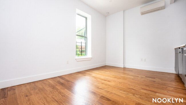 Foto del edificio - 791 Sterling Pl
