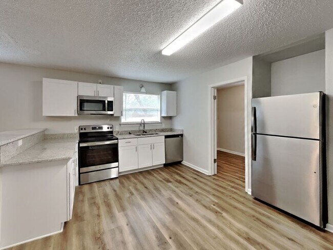 Foto del edificio - 825 Livingston Dr
