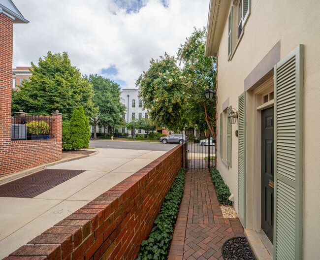 Foto del edificio - Charming End Townhouse in Prime North Old Town Location