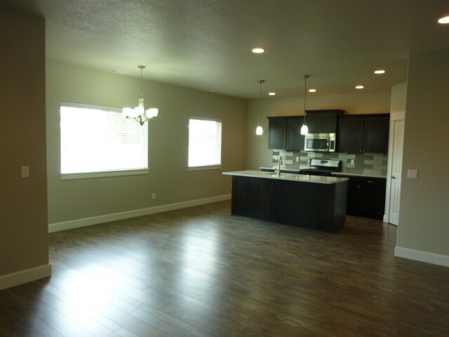 Foto del edificio - MOVE IN SPECIAL 1/2 OFF FIRST MONTHS RENT-...