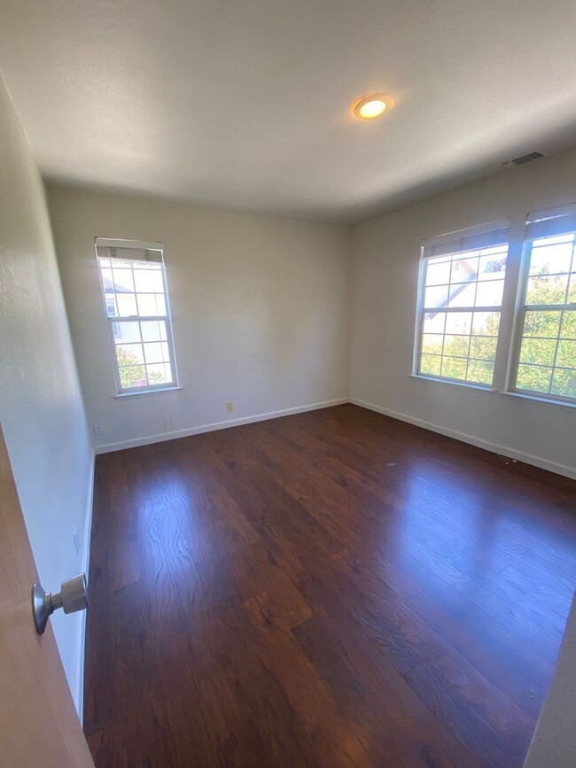 Building Photo - 4 bedroom, 2 bath Condo in North Davis ava...