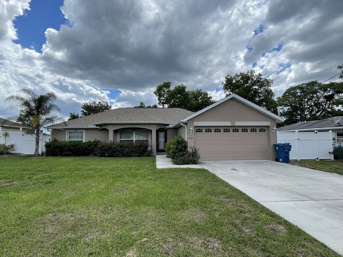 2263 Lake Forest Ave Spring Hill, FL 34609 Alquileres en Spring Hill