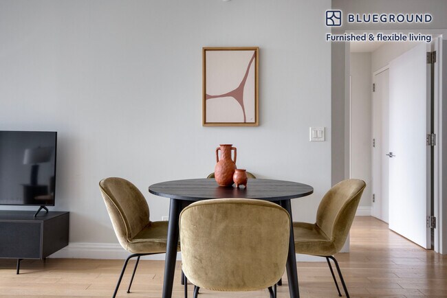 Foto del edificio - 235 W 48th St