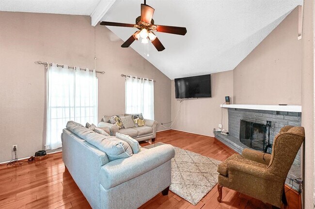 Foto del edificio - 8829 Carousel Ln