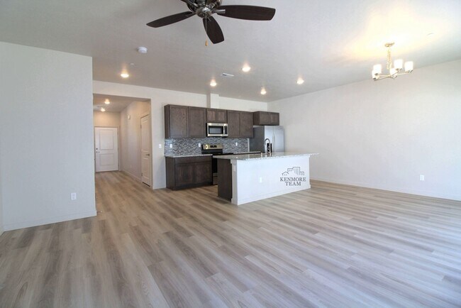 Foto del edificio - 3 Bedroom, 2.5 Bath Townhome in Central Kennewick