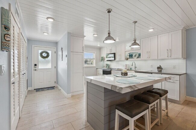 Foto del edificio - Coastal Living Awaits With This 2-Bed, 2-Bath Condo In Waterway East!