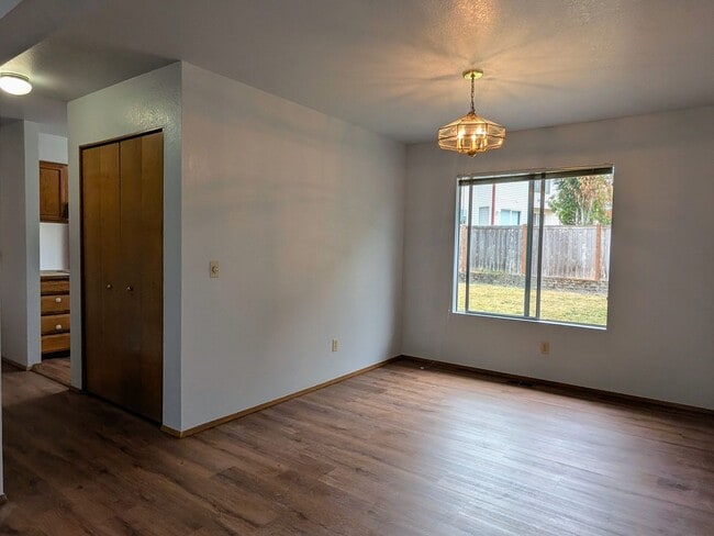 Building Photo - West of Lake Meridian, Easy Commute & Clos...