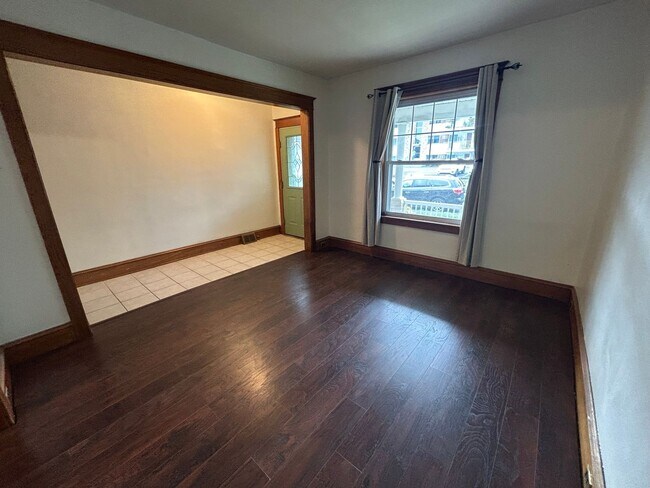 Foto del edificio - Beautiful 5 Bedroom House Available Now in...