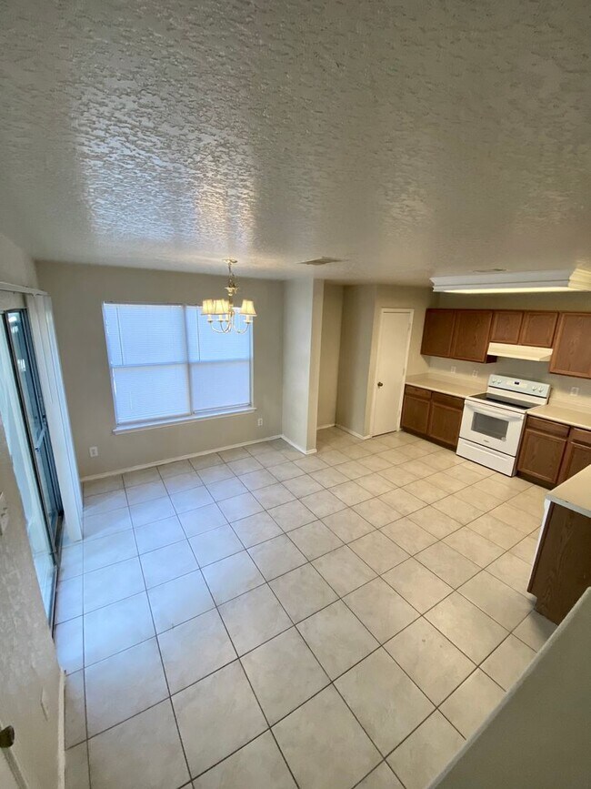 Building Photo - Beautiful 4 Bedroom