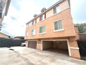 Building Photo - 3317 Del Mar Ave