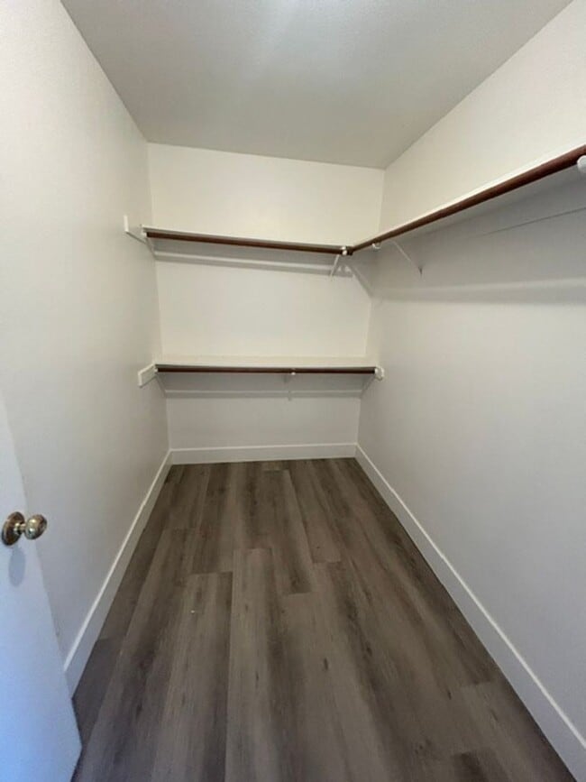 Building Photo - 1136 W Damron Ave