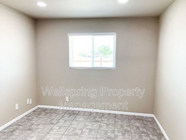 Building Photo - 419 S Sanders St