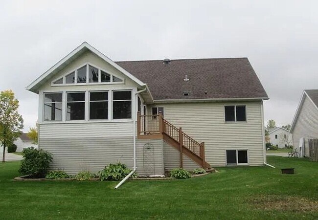 Foto del edificio - Large 5 bedroom home with updates in quiet neighborhood