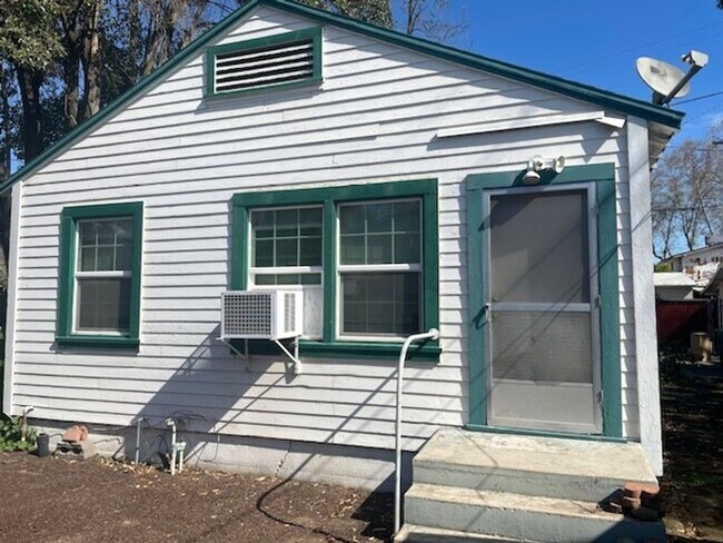 Building Photo - AVAILABLE NOW!  Adorable 2 bedroom 1 bath ...