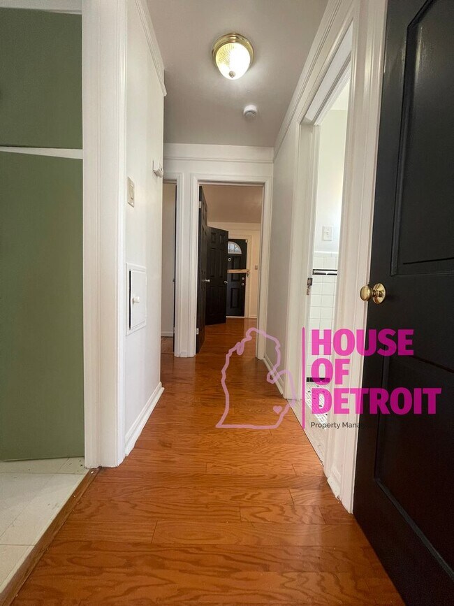 Foto del edificio - 3 BEDROOM 1 BATH BUNGALOW FREE PRE-SCREEN