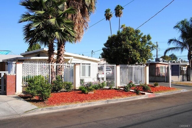 Foto del edificio - 6818 Rhea Ave