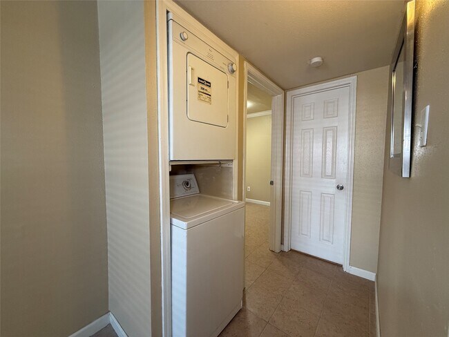 Foto del edificio - 2250 Bering Dr