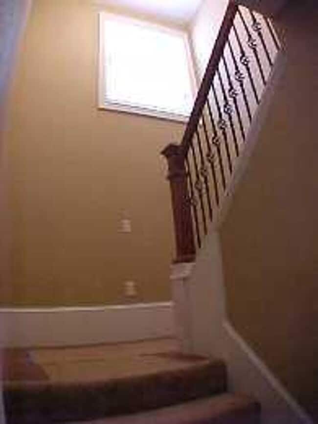 Building Photo - 3 Bedroom 2 Bath Cottage Style Home with L...
