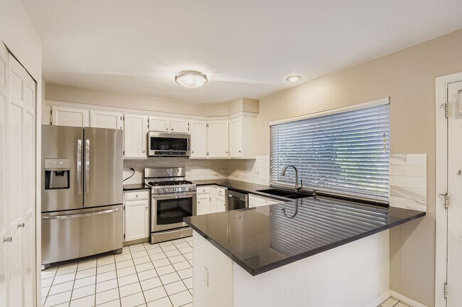 Building Photo - Evolve Real Estate: Charming 3 Beds/2 Bath...