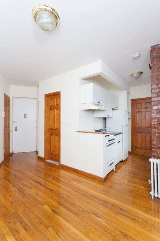 Building Photo - 410 E 13th St