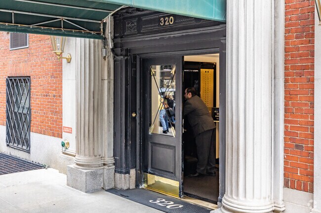 Entrada - 320 E 72nd St