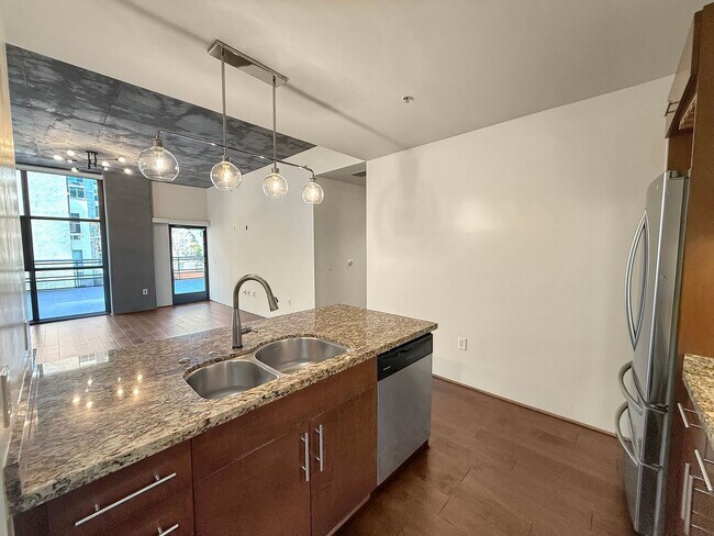 Building Photo - Large and bright 2 bedroom, 2 bathroom condo in Little Italy Downtown!