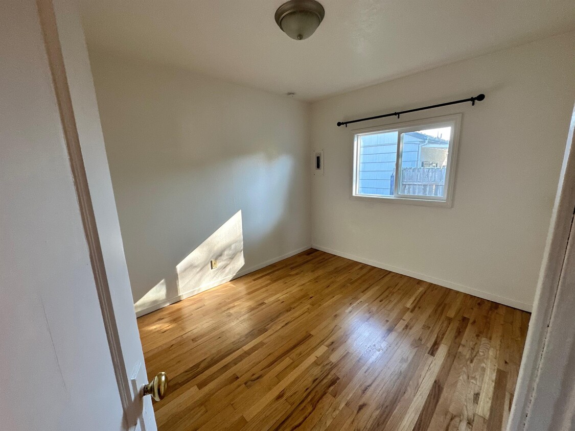 Primary Photo - 180 E 28th Ave