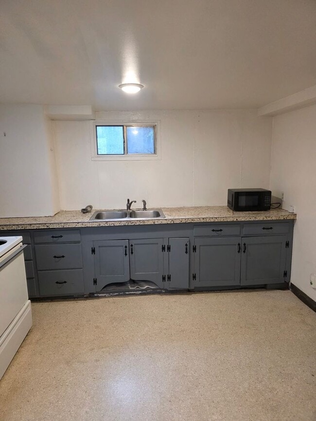 Building Photo - 2116 W Broadway Ave