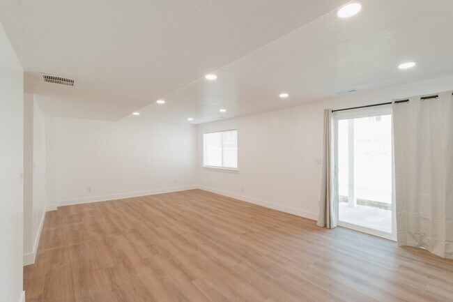 Foto del edificio - 996 N Freeman Dr