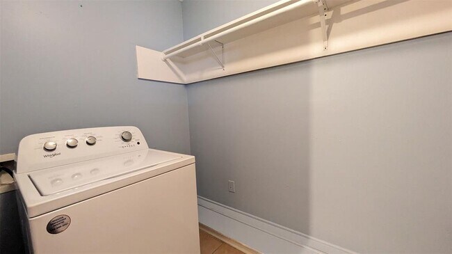 Foto del edificio - 44 W Tri Oaks Ln