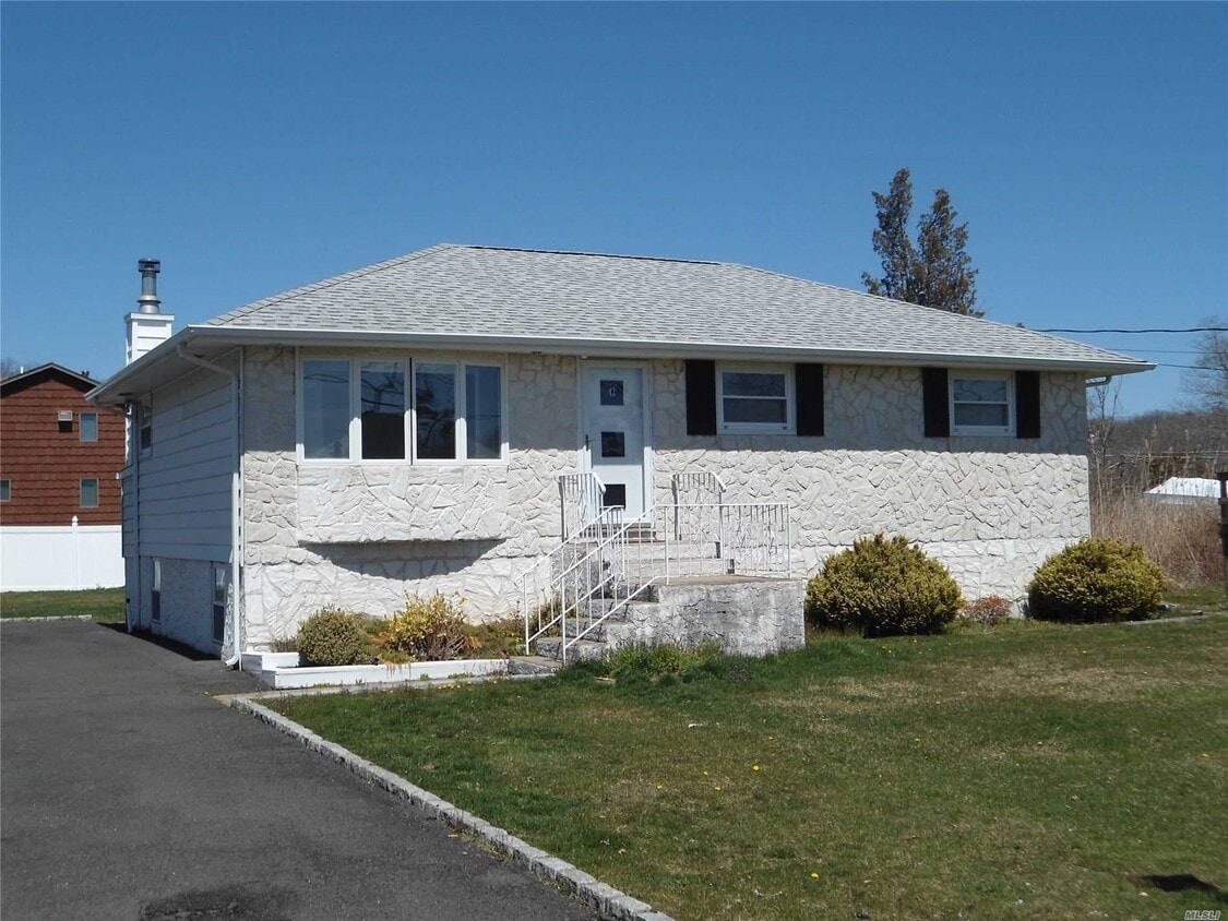 43 Willow St, Riverhead, NY 11901 Apartment for Rent in Riverhead, NY