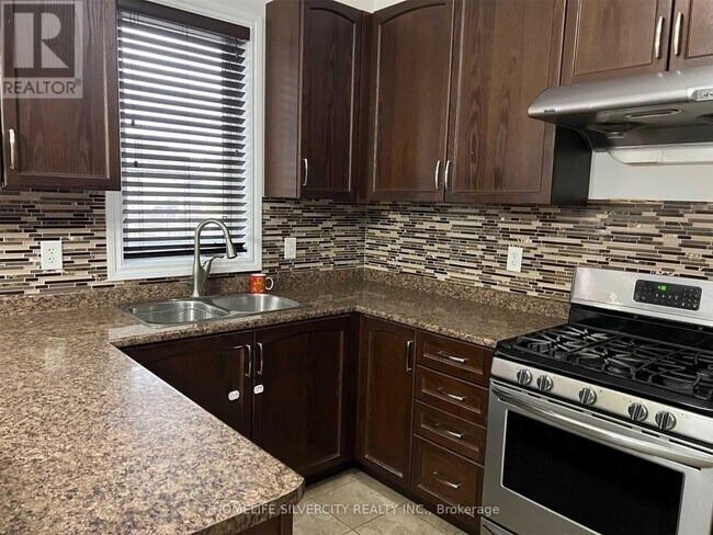 Building Photo - 87 Summitgreen Crescent