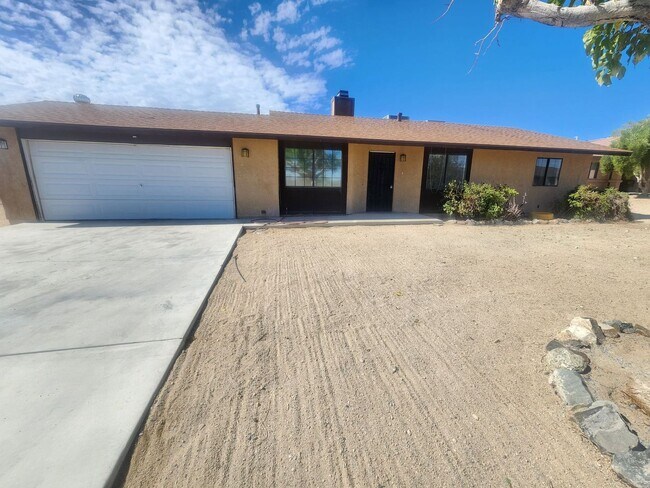 Building Photo - 3 Bedroom home ready for move in!