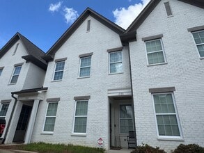Building Photo - 102 Farm View Dr